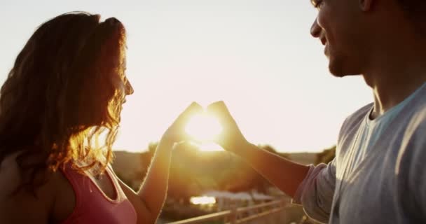 Casal fazer uma forma de coração com as mãos — Vídeo de Stock