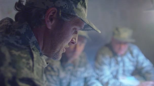 Vojenští důstojníci diskuse o bojovou strategii — Stock video