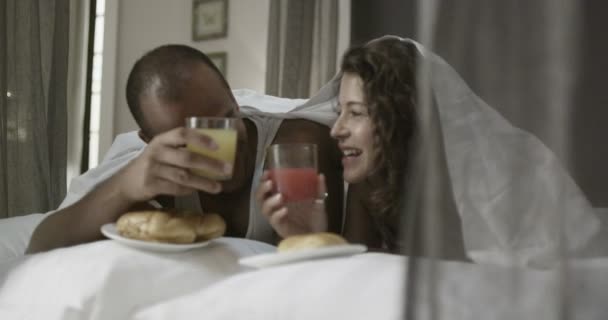 Пара отдыхает в спальне — стоковое видео