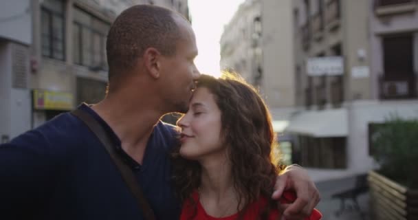 Casal em uma cidade italiana ao pôr do sol — Vídeo de Stock