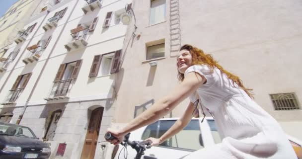 Женщина на велосипеде в итальянском городе — стоковое видео