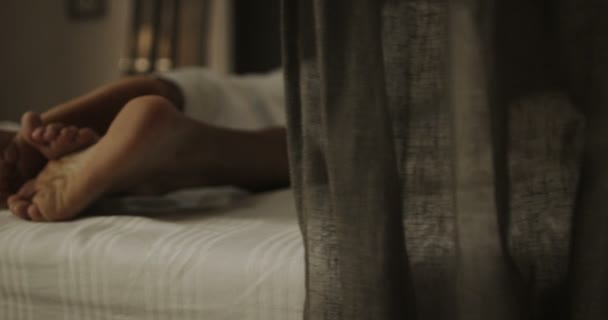 Pés felizes de casal na cama — Vídeo de Stock