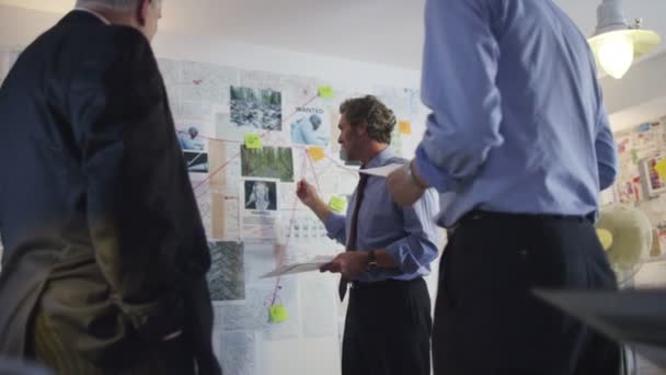 détectives travaillant dans la salle d'incident 