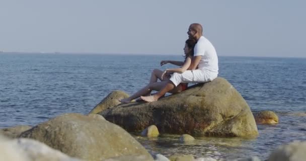 Couple relaxing at the beach — Stock Video