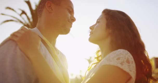 Cuplu împărtășesc un sărut — Videoclip de stoc