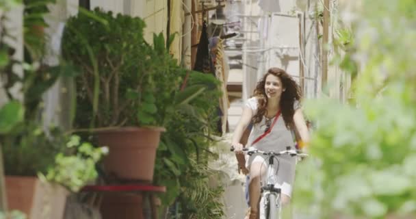 Пара, їзда на велосипеді в італійському місті — стокове відео
