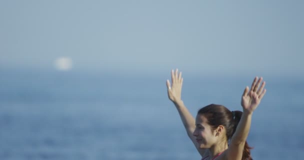 Mujer haciendo yoga — Vídeo de stock