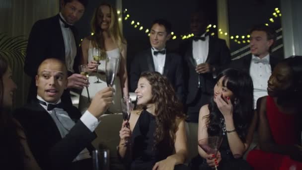 Freunde trinken Champagner — Stockvideo