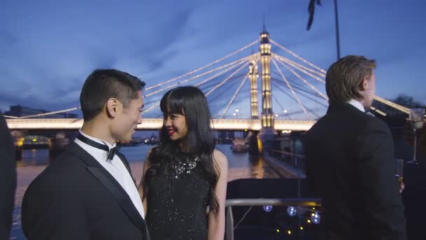 Asiatique couple embrasser sur bateau pont — Video