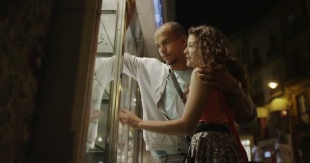 Couple vitrine dans la ville — Video