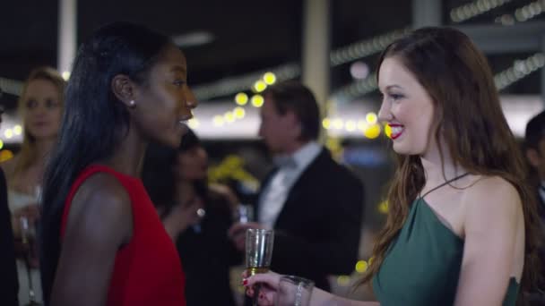 Vriendinnen op geavanceerde feestje — Stockvideo