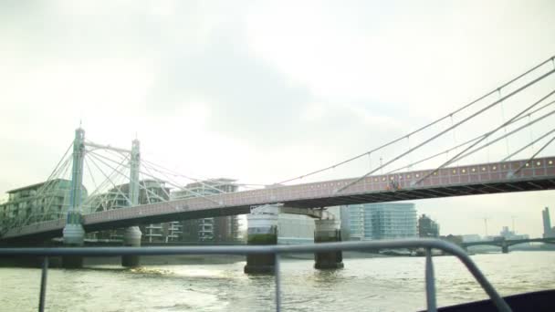 El Albert Bridge en Chelsea Harbour, Londres — Vídeo de stock