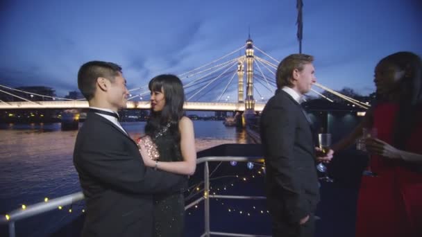 亚洲夫妇拥抱在船甲板上 — 图库视频影像
