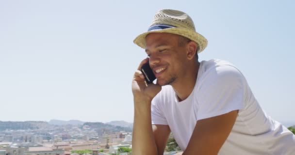 Man maakt een telefoongesprek — Stockvideo