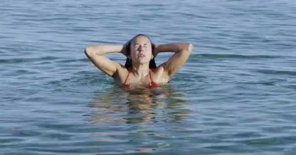 Γυναίκα που αναδύεται από το νερό — Αρχείο Βίντεο