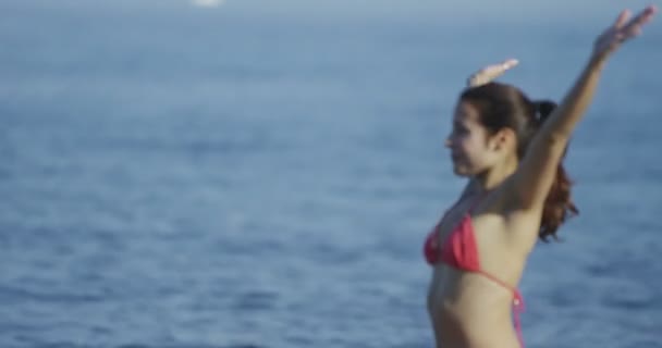 Femme faisant du yoga — Video