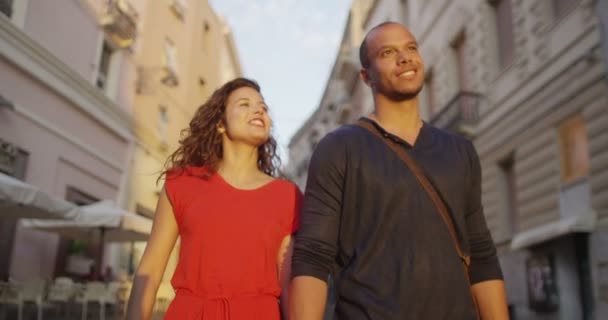 Pareja caminando por la ciudad italiana — Vídeos de Stock