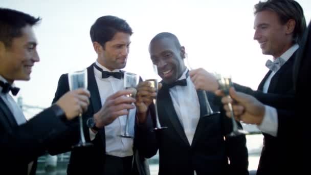 Amigos masculinos charlando en un evento social formal — Vídeo de stock