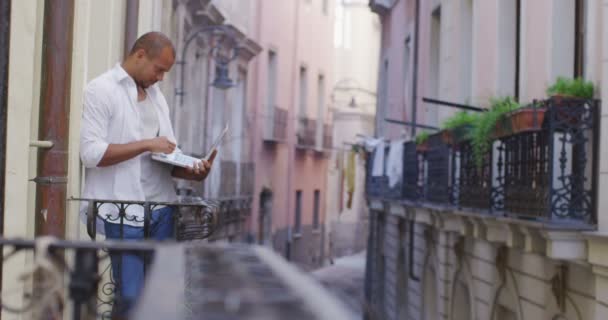 Homme avec ordinateur portable sur le balcon — Video