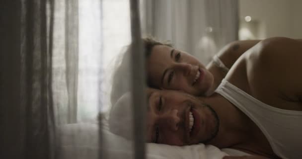 Пара занимающаяся любовью в спальне — стоковое видео