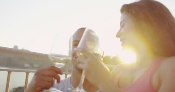 Par dricka vin på restaurang — Stockvideo