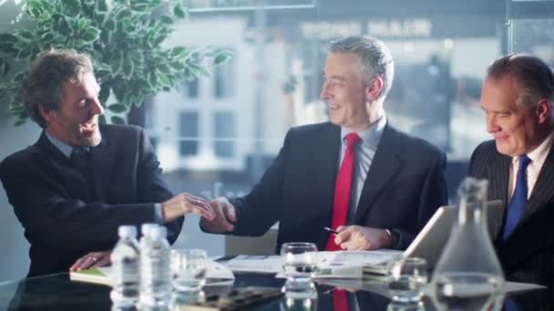Бизнесмены пожимают руки при встрече — стоковое видео