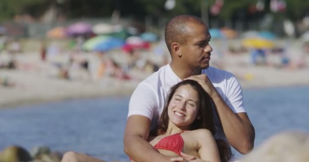 Casal relaxante na praia — Vídeo de Stock