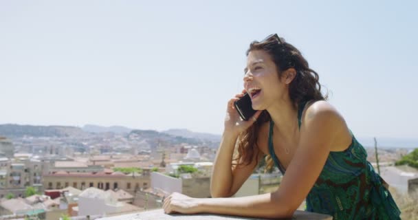 Vrouw maakt een telefoongesprek — Stockvideo