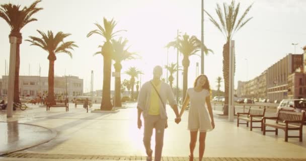 Paar spaziert durch die Stadt — Stockvideo