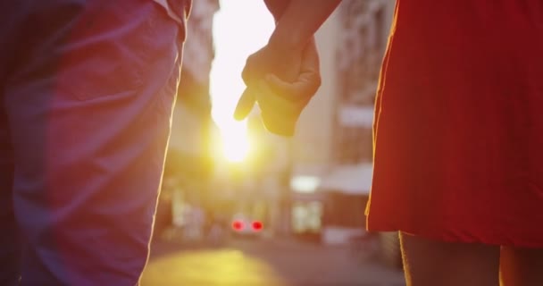 Пара прогулюється вулицею — стокове відео
