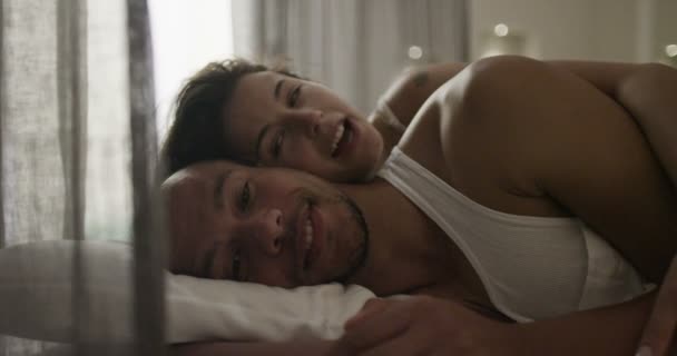 Par talar i sängen — Stockvideo