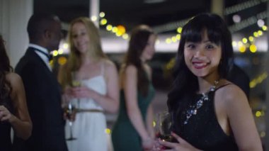 partide tek başına duran kadın