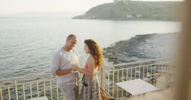 Çift restoranda içki şarap