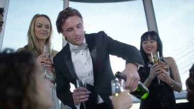  Şampanya içiyor arkadaşlar