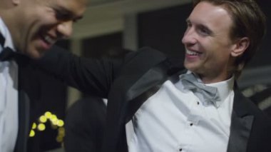 resmi sosyal etkinlikte sohbet arkadaşları