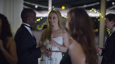 partide tek başına duran kadın