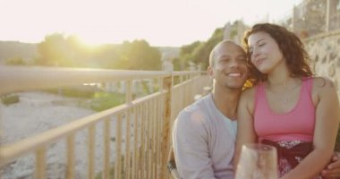 gün batımında denizin dibinde oturan Çift