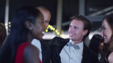 arkadaşlar sofistike partide