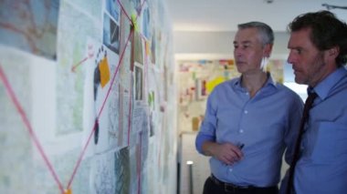 Dedektifler olay odasında çalışma