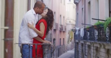 Çift balkona çıkmak