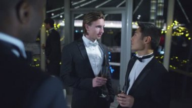 resmi sosyal etkinlikte sohbet arkadaşları