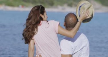 Kumsalda kucaklaşan bir çift.