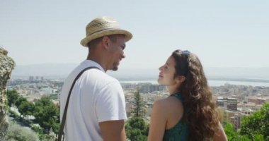 Çift öpücük paylaşmak