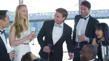  Şampanya içiyor arkadaşlar