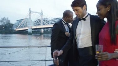 Güvertede çift öpücük