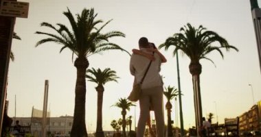 Çift öpücük paylaşmak