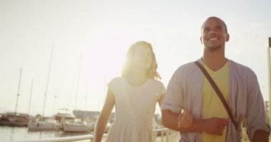 Tekneler ve liman bakarak Çift