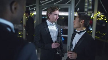 resmi sosyal etkinlikte sohbet arkadaşları