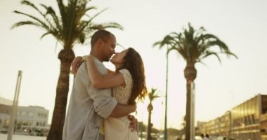 Çift öpücük paylaşmak