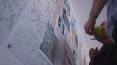 Dedektifler olay odasında çalışma